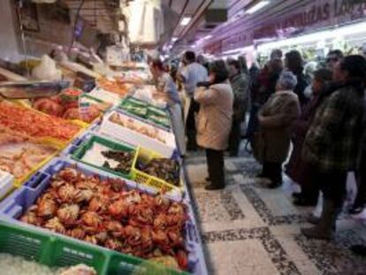 En la imagen, una pescadería en el madrileño mercado de Chamberí, en Madrid. EFE/Archivo