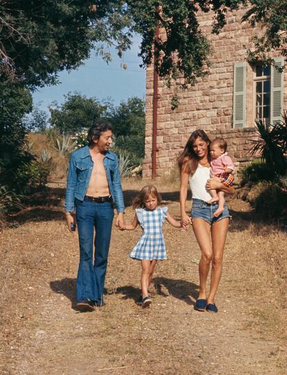 Jane Birkin popularizó el microshort vaquero en unas vacaciones familiares en Saint Tropez.