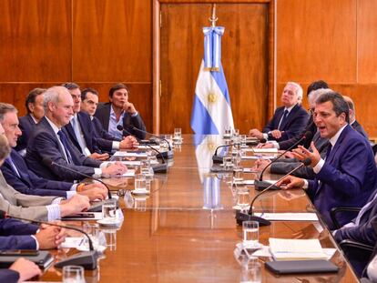 El ministro de Economía de Argentina, Sergio Massa (en el centro a la derecha) se reúne con los directivos de bancos en enero de 2023.