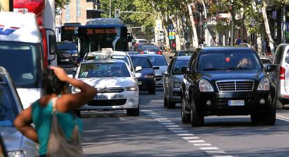 Coches en la calle de Alcalá de Madrid.