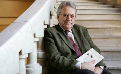 El historiador Santos Juliá, cuando presentó su libro 'Historias de las dos Españas', en 2004 en Madrid.