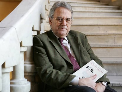 El historiador Santos Juliá, cuando presentó su libro 'Historias de las dos Españas', en 2004 en Madrid.