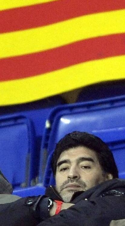 Diego Maradona, sancionado por la FIFA, en la tribuna bajo una <i>senyera.</i>