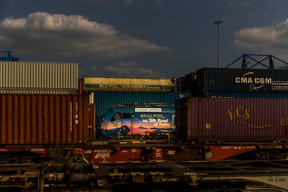 Entre el ajetreo de contenedores de una de las terminales ferroviarias de Duisburgo, cada poco llegan nuevos trenes. En una de las locomotoras allí estacionadas se lee “La Ruta de la Seda de nuestros días”. 