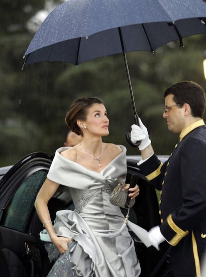 21 de mayo de 2004. Letizia Ortiz llega a una cena de gala en el palacio de El Pardo con motivo de la boda con el Príncipe de Asturias.