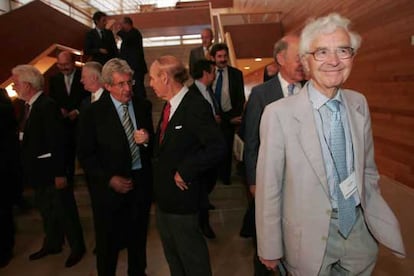 Pedro Etxenike (izquierda) y Anthony Hewish (derecha), junto a otros asistentes al congreso sobre Einstein.