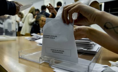 Recuento de votos de las elecciones locales en un colegio de Girona.