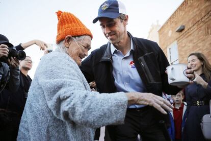 El senador Beto O'Rourke ayuda a una mujer mayor a su llegada al centro de votación de El Paso, en el Campus del Community College-Rio Grande (Texas).