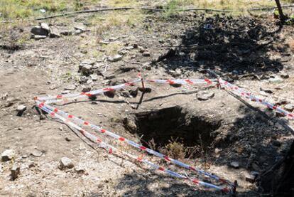 El pozo de la Huerta del Cura, en el término de Almonaster la Real (Huelva), donde fueron localizados la semana pasada los huesos de la mujer y su hijo de cinco años.
