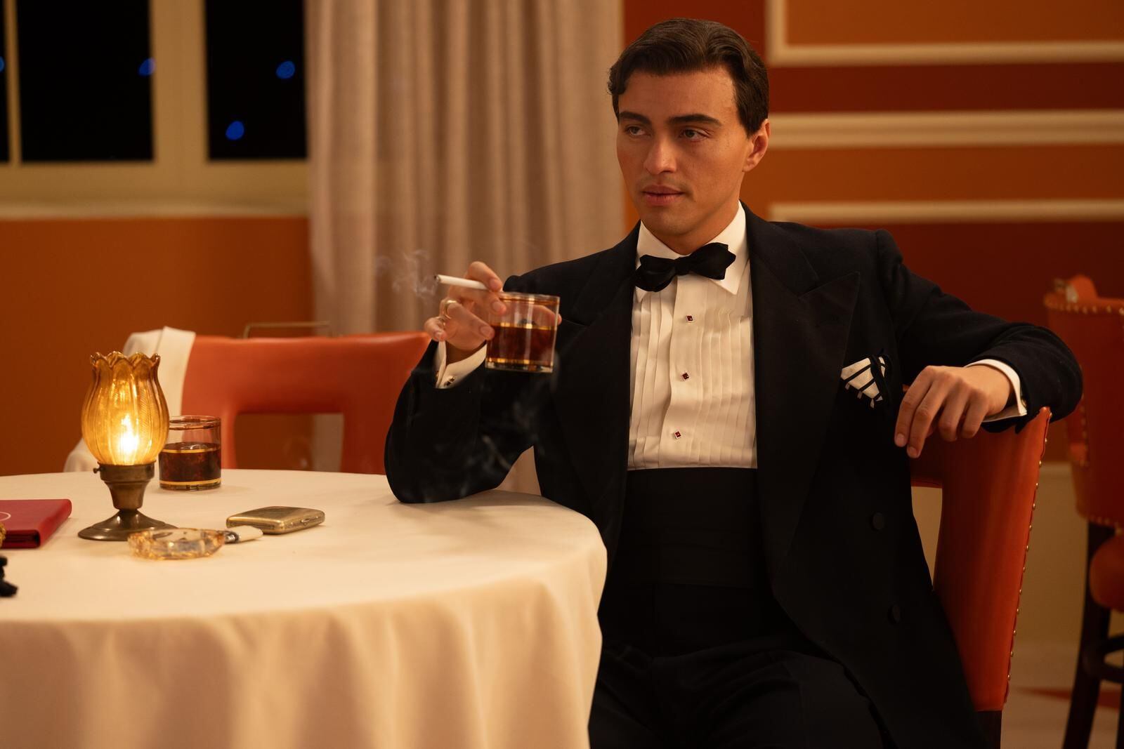 Tonatiuh, actor, LGTBQ e hijo de inmigrantes latinos: “Necesitamos resiliencia para mantener la dignidad, porque nos quieren humillar” 1 Tonatiuh, en 'El beso de la mujer araña', dirigida por Bill Condon.