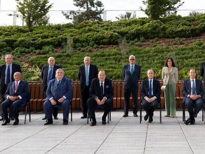 Florentino Pérez, en el centro de la imagen, junto al resto de su junta directiva.