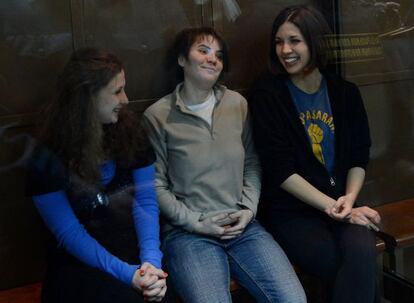 Las tres integrantes de Pussy Riot, ante el tribunal de apelación.
