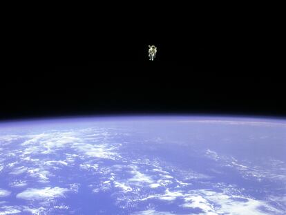 Bruce McCandless II fue el primer astronauta en realizar un paseo espacial sin cables.