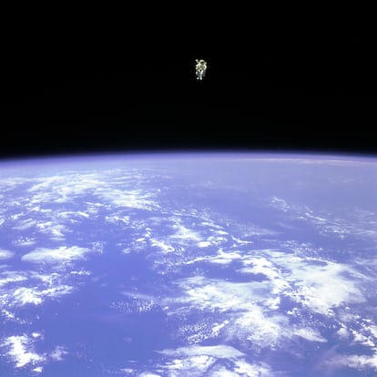 Bruce McCandless II fue el primer astronauta en realizar un paseo espacial sin cables.
