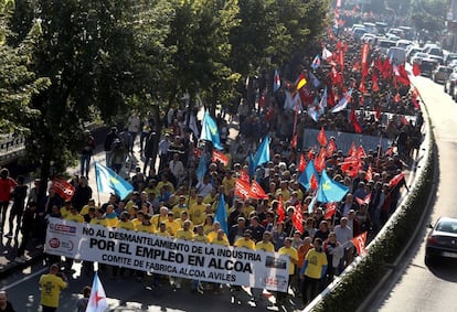 Manifestación por las calles de A Coruña contra el anuncio de cierre de la planta de Alcoa.