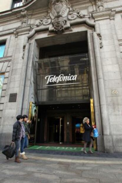 Logotipo de Telefónica en su sede de Gran Vía.