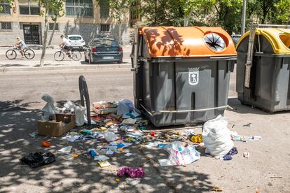 Un contenedor rodeado de restos de todo tipo en Orcasitas (Usera).