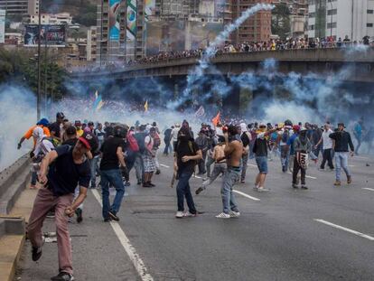 Manifestantes protestam contra o Governo Maduro.