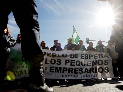 Un grupo de manifestantes de Aepic, cerca del Congreso de los Diputados, ayer en Madrid.