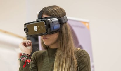 Gafas de realidad virtual para ver 'Kame, la historia de un niño soldado'.