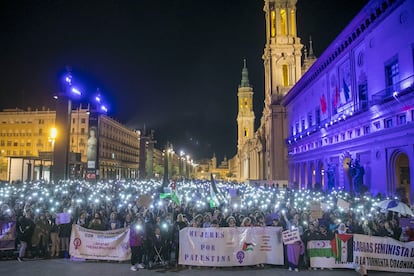 Miles de mujeres han vuelto a manifestarse en las calles de Zaragoza bajo el lema 'Por nuestros derechos, seguimos aquí'. 