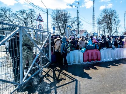 Refugiados ucranios cruzan hacia Rumania por el paso de Porubne, el pasado 9 de marzo.