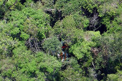 Restos del avión Boeing 737-800 de la aerolínea GOL que se estrelló el viernes con 155 personas a bordo en una localidad de difícil acceso en la Amazonía, en el estado de Mato Grosso