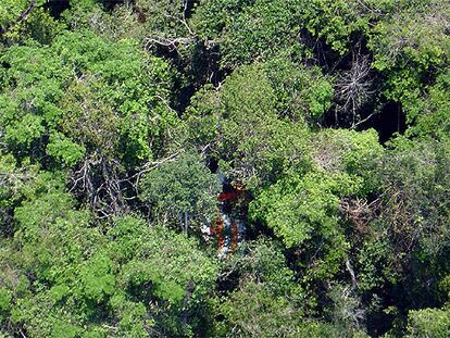 Restos del avión Boeing 737-800 de la aerolínea GOL que se estrelló el viernes con 155 personas a bordo en una localidad de difícil acceso en la Amazonía, en el estado de Mato Grosso