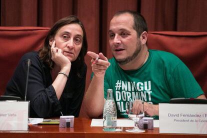 L'exregidora Itziar González i el diputat David Fernàndez al Parlament.