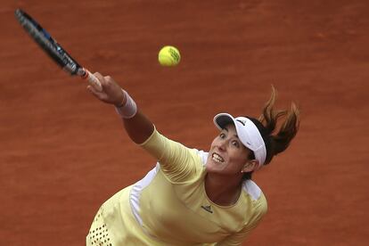 Garbiñe Muguruza golpea la pelota lanzada por Serena Williams.