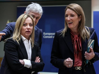 A la izquierda: la primera ministra italiana, Giorgia Meloni, junto con la presidenta del Parlamento Europeo, Roberta Metsola.