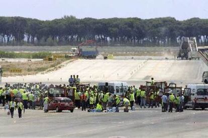 Trabajadores de tierra de Iberia, en las pistas del aeropuerto de Barcelona el 28 de julio.