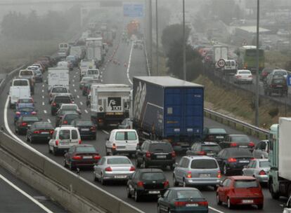 Atasco de entrada a Madrid causado por un accidente en el kilómetro 23 de la A-6.