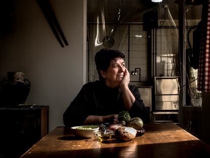 Febrero de 2021 - Reportaje con la cocinera Rosa Tovar en los
fogones de la cocina del Euskal Etxea-
Hogar Vasco de Madrid.
Receta Piernas de conejo
rellenas de muselina
con pistachos
y piñones
Con salsa de chocolate, puré
de batata y habas con lechuga