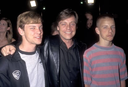 Mark Hamill y sus hijos, Nathan Hamill y Griffin Hamill, en el estreno de 'Starship Troopers', en California, en 1997.