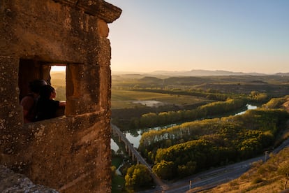 Dos visitantes se asoman al mirador al Ebro conocido como Puerto Occidental, a la salida de la iglesia de Santa María la Mayor, en San Vicente de la Sonsierra.