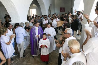 Un momento del funeral de Ángel Nieto, con una emotiva misa en la iglesia de Santa Eulària, municipio donde residía.