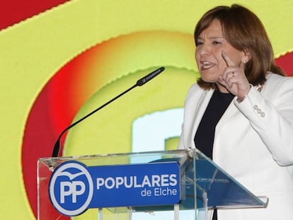 La candidata del PP a la Presidencia de la Generalitat, Isabel Bonig, y el expresidente del Gobierno José María Aznar, en el acto de precampaña en Elche.