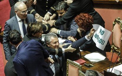 Un grupo de senadores de la Liga Norte protesta contra la ley Ius Soli.