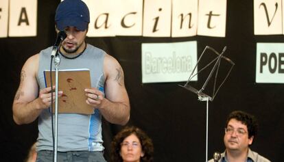 Un recl&uacute;s recita al Festival de poesia de la Model, el 2008.