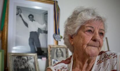 Ilda Martins da Silva, diante de uma foto do marido Vírgilio tirada no dia em que ele ganhou o concurso de mais resistente dançarino.