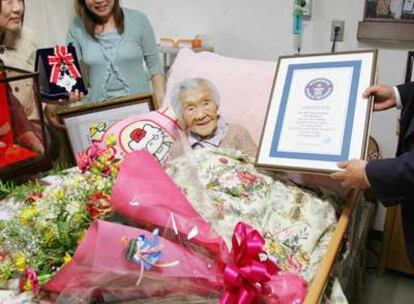 Yone Minagawa en el momento de recibir el certificado que la identificaba como la persona más anciana del mundo en el libro Guiness de los Récords en julio de 2007.