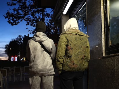 Migrantes africanos en los alrededores del centro comercial Alcalá Magna, en Alcalá de Henares (Madrid).