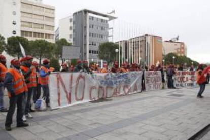 Protesta de trabajadores de coca-cola frente al palacio municipal de congresos. EFE/Archivo