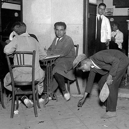 Madrid, 1934. Un niño recoge colillas de cigarros en la calle.