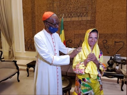 Fotografía cedida por la Presidencia de Malí del encuentro entre el arzobispo de Bamako, Jean Zerbo, y la religiosa colombiana Gloria Narvaez, tras su liberación el pasado día 9 en Karangasso.