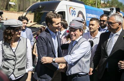 El líder del PP, Pablo Casado (en el centro), junto con los candidatos a la Comunidad de Madrid, Isabel Díaz Ayuso (a la izquierda), y al Ayuntamiento, José Luis Martínez Almeida.
