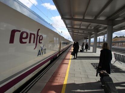 Logotipo de Renfe en un tren AVE. 