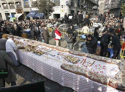 Para amenizar la espera de Sus Majestades, en Madrid se ha podido degustar un roscón de Reyes gigante en la Puerta del Sol.