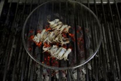 Pulpitos a la brasa del asador Etxeberri, en Atxondo (Vizcaya).